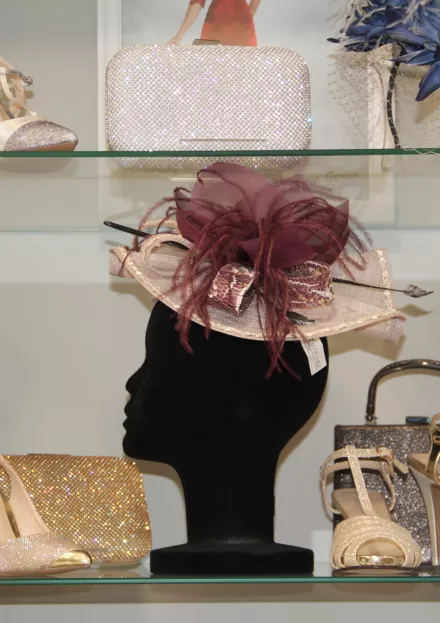 Complementos para bodas y fiesta, lencería, zapatos, joyería, velos, mantillas, tocados y accesorios para el cabello