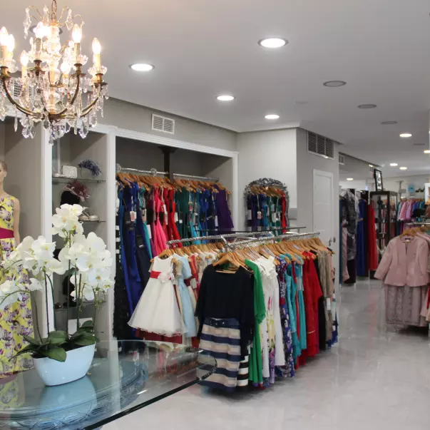 Tienda de vestidos y trajes novia, novio, fiesta, madrina y comunión cerca de Madrid Rocío Saugar