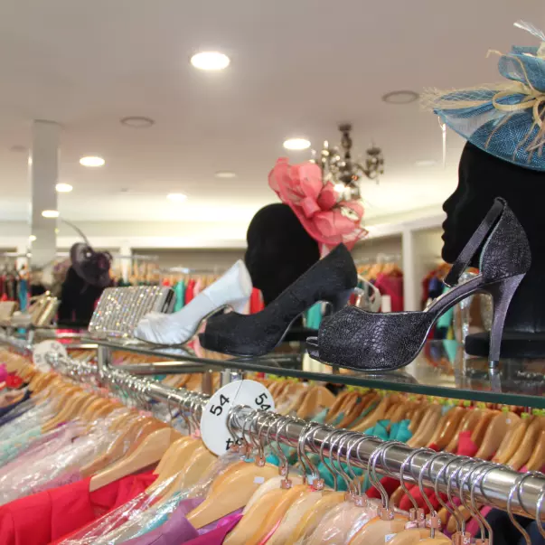 Tienda de vestidos y trajes novia, novio, fiesta, madrina y comunión cerca de Madrid Rocío Saugar