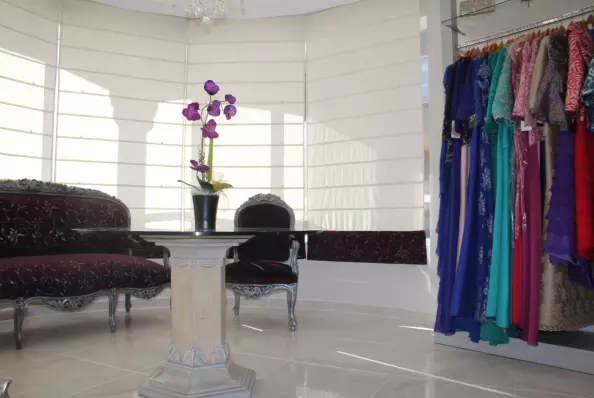 Showroom Rocío Saugar Novias Novios Fiesta Madrina wedding dresses and party